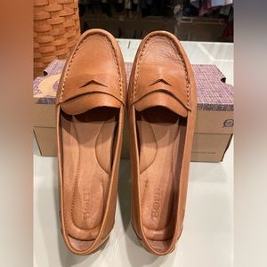 BORN Marlena driving loafer. Tan (Cognac). Size EU 40. US 8.5